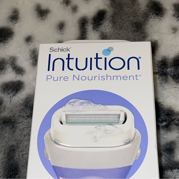 Schick Intuition Razor - Picture 2 of 9